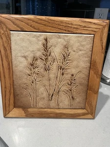 Italienischer Fliesenuntersetzer Hergestellt in Italien Weizenblumen-Design Holzsockel 10” x 10” x 2” - Bild 1 von 4