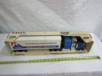 CAMIÓN DE PIEZAS DE ACERO PRENSADO ERTL DE COLECCIÓN CAMIÓN SEMI PLATAFORMA PETERBILT FARMERS Foto 1 de 4