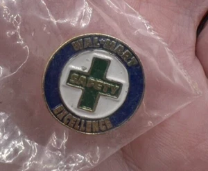 Neu in Verpackung Vintage Walmart Wal-Mart Safety Excellence Anstecknadel Hutnadel 1" - Bild 1 von 2