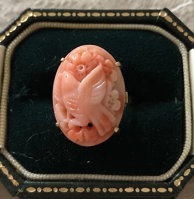 Anillo vintage de oro amarillo de 14K tallado coral pájaro y flores Foto 1 de 4