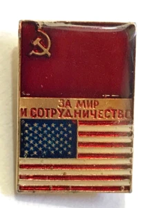 Vintage Pinback Soviet-American Friendship FOR PEACE AND COOPERATION Flags RARE! - Imagen 1 de 3