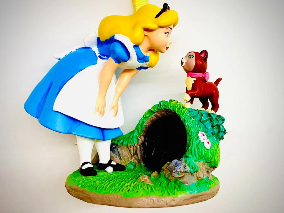 2020 Disney ALICE & Dinah Sketchbook Ornament Alice in Wonderland