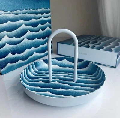 Lamer MODERN FARMHOUSE Bandeja de Postres Onda Azul Colección Cosecha NUEVO Con Mango Foto 1 de 3