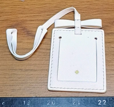 Etiqueta de equipaje Kate Spade blanca tiene oro TM "Spade" en ella. 3" x 2 1/4" con correa de 6" Foto 1 de 4