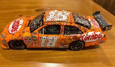 Kyle Busch 2008 Combos Dover Win NASCAR Diecast autografado em escala 1/24 - Imagem 1 de 4