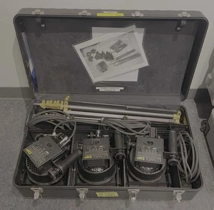 3x Lowel DP Spot Flood Studio Lights Barn Doors Cords & Lowel Case & Stands - Picture 1 of 3