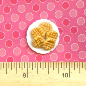 * * Plato de vidrio en miniatura para casa de muñecas de galletas de mantequilla de maní hechas a mano de Sue - Imagen 1 de 2