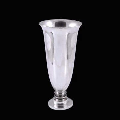 Georg Jensen. Jarrón piramidal de plata de ley #676 - Harald Nielsen. Foto 1 de 3