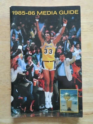 Guía de medios 1985-86 de Los Angeles Lakers Kareem Abdul-Jabbar Magic Johnson Worthy Foto 1 de 4