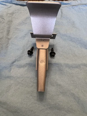 Pestillo de seguridad Mopar 1970-72 Dodge Dart/Demon Hood fecha de lanzamiento codificada "3381" OEM Foto 1 de 4