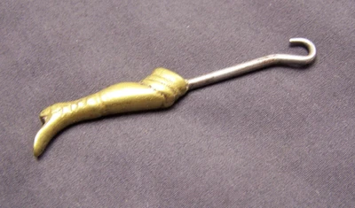 ANTIGUO GANCHO DE BOTÓN PARA ZAPATOS EN FORMA DE BOTA INFANTIL LATÓN DE 1900 PARA CORDONES 3" DE LARGO RARO Foto 1 de 3