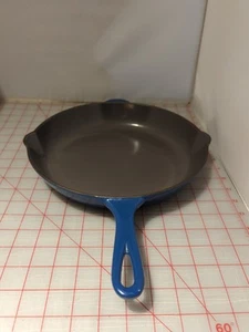 Sartén de hierro fundido esmaltada LE CREUSET # 26 AZUL 2 caños - 10-1/2" - Francia - Imagen 1 de 4