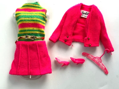 Conjunto Barbie Vintage # 1855 Team Ups Rosa Caliente Puntera Cerrada Bombas Colgador Foto 1 de 4
