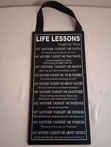 Placa Life Lessons enseñada por mamá, Adams Co., 6,5 x 13 pulgadas - Imagen 1 de 4