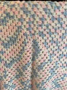 Manta bebé ganchillo a mano de colección azul rosa y blanco - Imagen 1 de 6