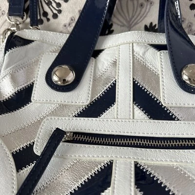 NUEVO SIN ETIQUETAS Tua Braccialini Doctor Bolso de Mano Cartera Azul Blanco Plata Metálico Chevron Foto 1 de 4