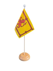 SCOTLAND LION Table Flag with Wooden Base 15cm x 10cm 6x4 inches - Picture 1 of 4