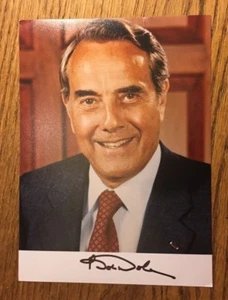 Beautiful, Senator & Presidential Candidate Bob Dole Signed Color Photograph - Picture 1 of 3