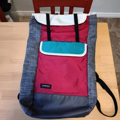 Mochila Timbuk2 Prospect con tapa enrollable magenta brillante y verde azulado Foto 1 de 4