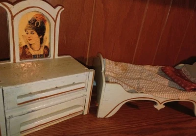 Antiguo aparador victoriano para casa de muñecas y cama de madera y antiguo par pintado salvia Foto 1 de 4