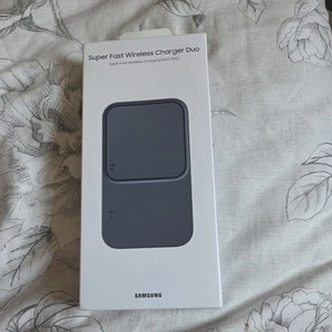 Bezprzewodowa ładowarka Samsung Duo, ciemnoszara, USB-C, ładowarka 25W Wielka Brytania, fabrycznie nowa w pudełku - Zdjęcie 1 z 3
