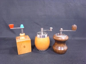 SET BESTEHEND AUS 3 VINTAGE RETRO HANDKURBEL HOLZ PFEFFER GEWÜRZMÜHLE MAHLWER... - Bild 1 von 6