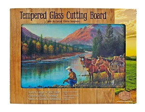 Tabla de cortar campestre de 12" x 16" con vaquero y caballo junto al río - Imagen 1 de 3