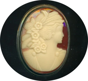 OLD OVAL CAMEO BROOCH with SILVER FRAME WOMEN LOOKS to RIGHT - Picture 1 of 2