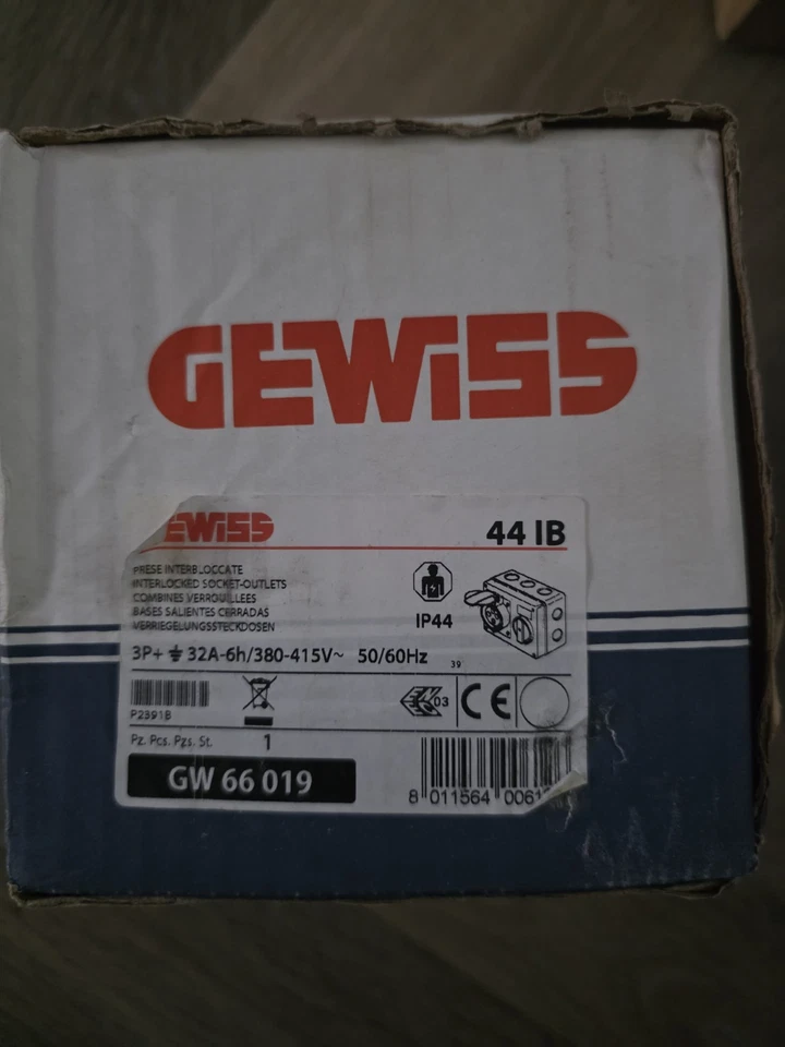 Gewiss GW66019 32A, 346-415V Interlocked Horizontal Socket - Image 1 of 1
