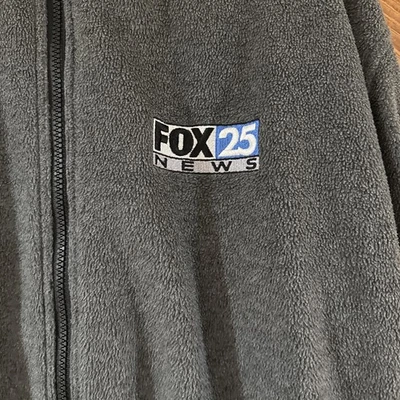 Chaqueta polar grande con cremallera FOX 25 News para hombre Foto 1 de 4