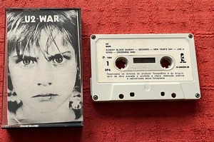 U2-CASSETTE TAPE WITH PAPER LABELS - WAR - 1984 ISSUE MADE IN PORTUGAL ON ISLAND - Picture 1 of 6