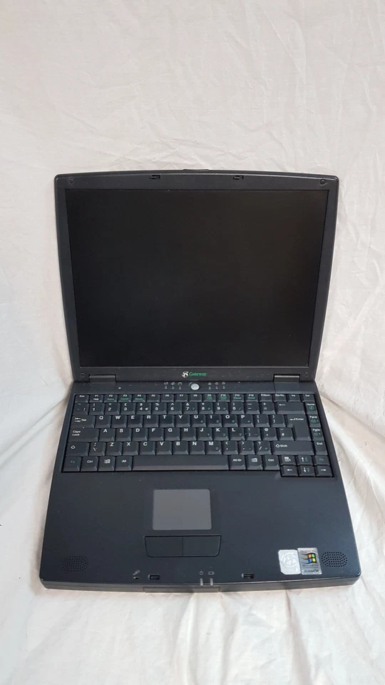 Gateway solo 5300 Vintage 14" Laptop Intel Pentium III 256MB 14GB, Windows XP - Image 1 of 4