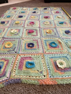 Manta de ganchillo afgana muy vintage flores 3D 38”x55” suave multicolor Foto 1 de 4