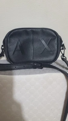 Bandolera negra para mujer Armani Exchange de cuero granulado Foto 1 de 4