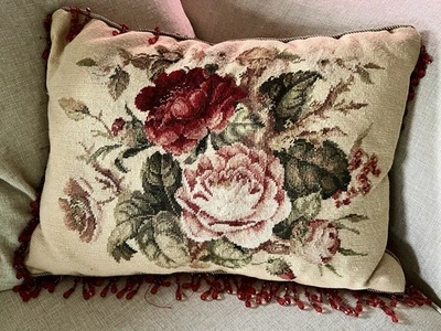 ALMOHADA DE LANA A PUNTA DE AGUJA FLORAL ROSA ROJO INTENSO DE COLECCIÓN BORLA CON CUENTAS 16x22 Foto 1 de 4