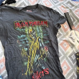 Iron Maiden Distressed Killers Rock Tour 1981 tshirt size Small - Picture 1 of 4