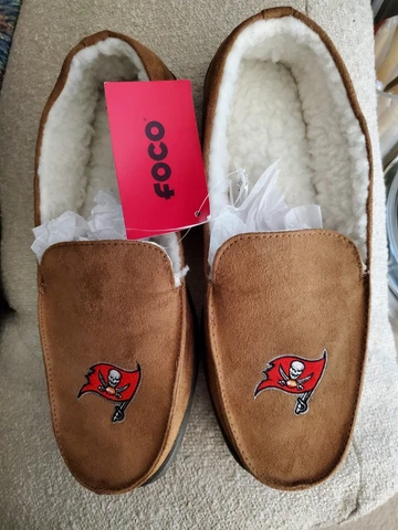 Tampa Bay Buccaneers NFL Mens Sherpa Slide Slippers - Large Cover