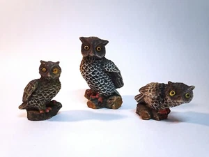 Set (3) handbemalte Resin Eulen Figuren auf Baumstämmen Miniatur Vögel Eulen Figuren - Bild 1 von 7