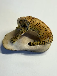 Nut Carving Cheetah - Picture 1 of 5