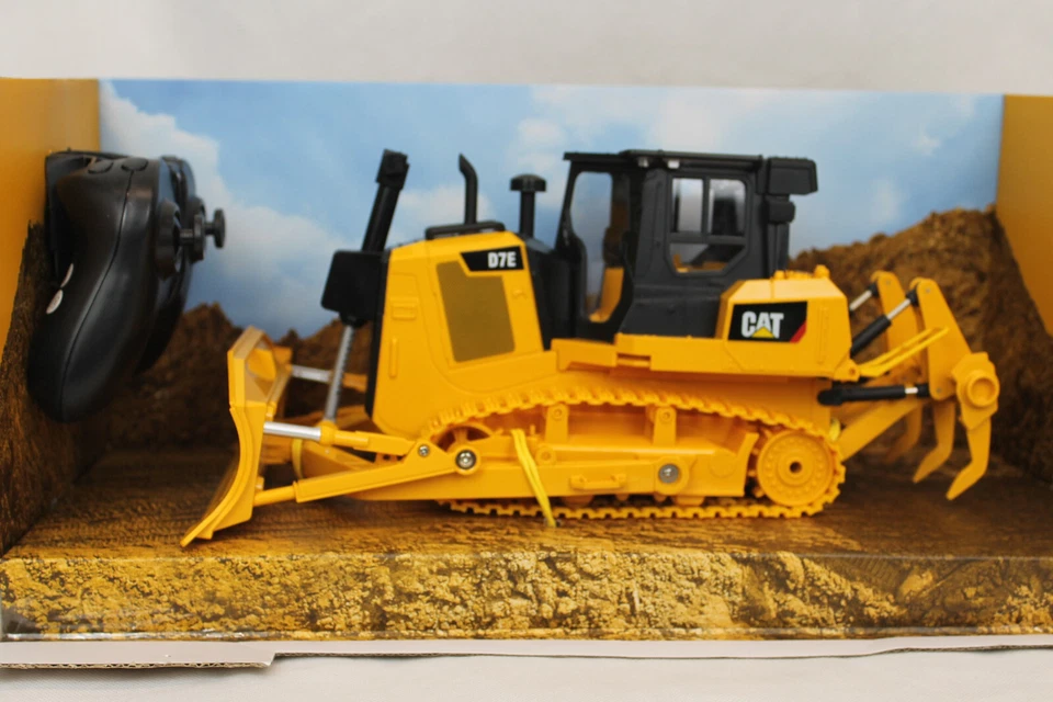 Carrera 1:24 RC CAT D7E Track Type Tractor - Bild 1 von 1