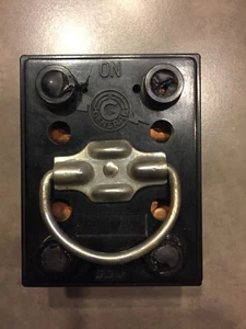 GENERAL SWITCH CORP 30 AMP 240 VOLT FUSE PULL OUT HOLDER VERTICAL SLOT - Picture 1 of 3