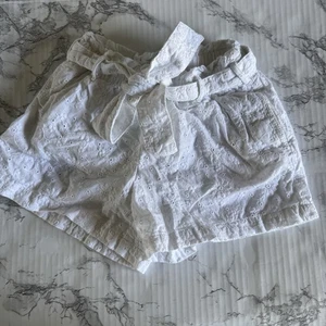 Polo Ralph Lauren Mädchen Kleinkind weiß Blumen Ösen Shorts Größe 3T Gürtel gebraucht, in einwandfreiem Zustand - Bild 1 von 4