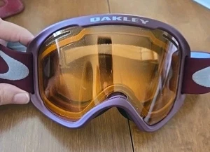NEUE OAKLEY SCHNEEBRILLE Pflaume/Burgund und Grau mit bernsteinfarbenen Gläsern - Bild 1 von 9