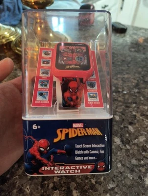 Reloj digital cuadrado interactivo Spider-Man Into the Spider-Verse rojo para niños Foto 1 de 4
