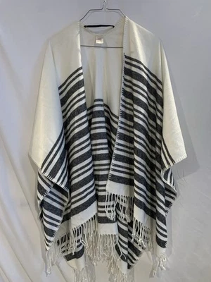 Poncho suéter envolvente talla única para mujer a rayas blancas y negras con flecos Foto 1 de 4