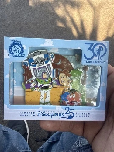 Prendedor de aniversario Toy Story Mini Jumbo 2025 Buzz Woody Foto 1 de 1