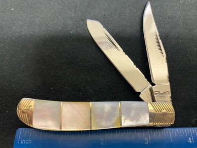 Mini cuchillo trampero Bear & Bull, asas de madreperla, muelles retroalimentados Foto 1 de 4