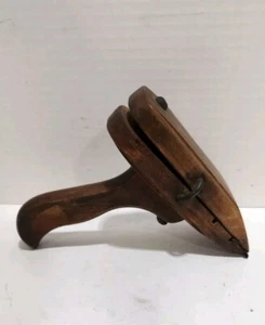Raspador de madera vintage 1930 con cremallera - Imagen 1 de 5