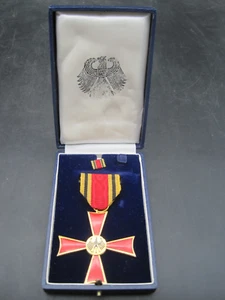 Bundesverdienstkreuz, German Federal Cross of Merit in Case, Shipping, USA - Bild 1 von 8