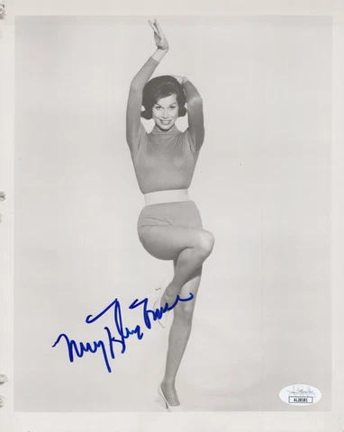 Mary Tyler Moore signed 8x10 photo JSA original vintage photo Cover